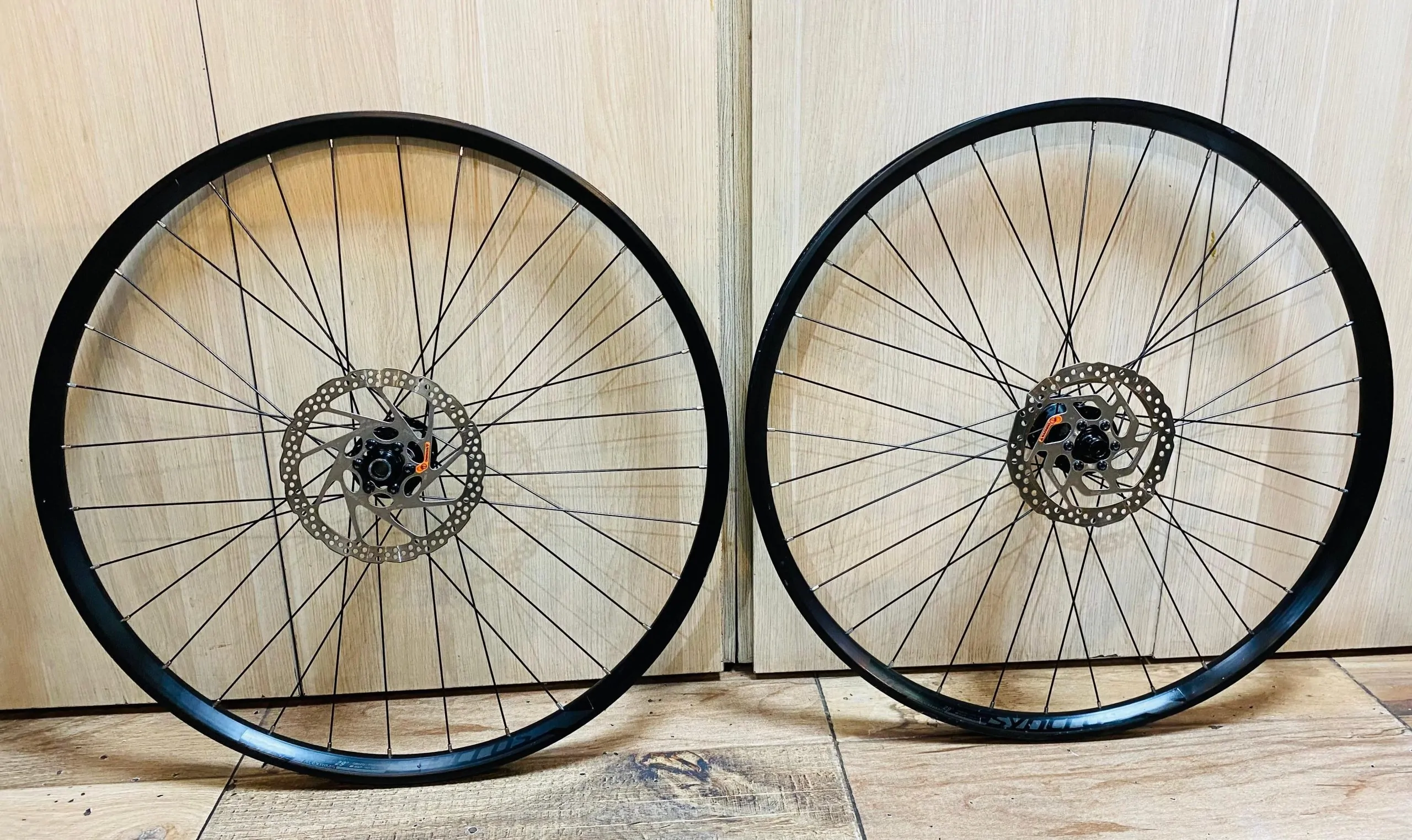 RUEDAS MTB SYNCROS X30SE 622X30MM 6 PERNOS (USADO) - Imagen 1