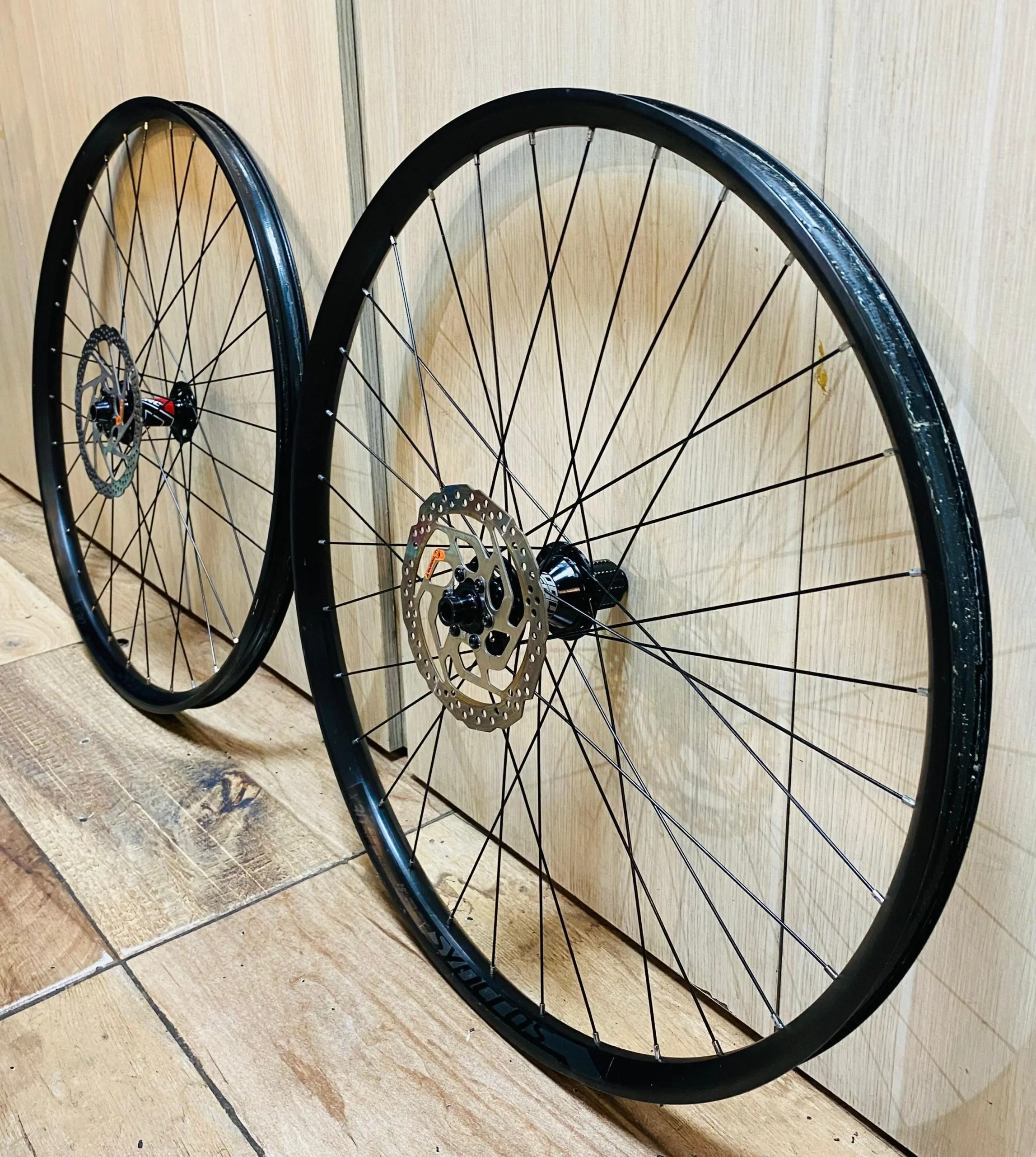 RUEDAS MTB SYNCROS X30SE 622X30MM 6 PERNOS (USADO) - Imagen 4