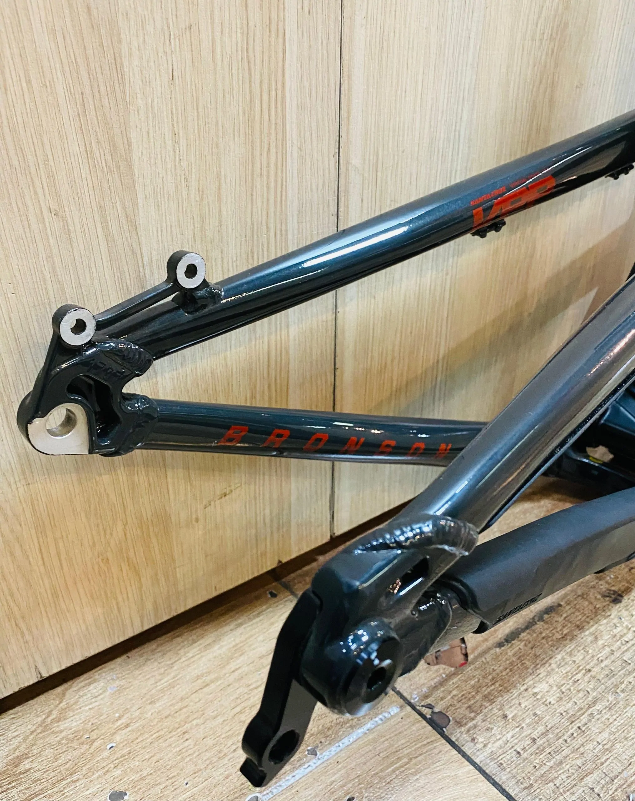 MARCO SANTA CRUZ BRONSON 27.5 ALUMINIO TALLA M (NUEVO) - Imagen 2