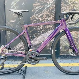 BICICLETA RUTA JAVA SILURO TOP SHIMANO 105 12VEL PÚRPURA