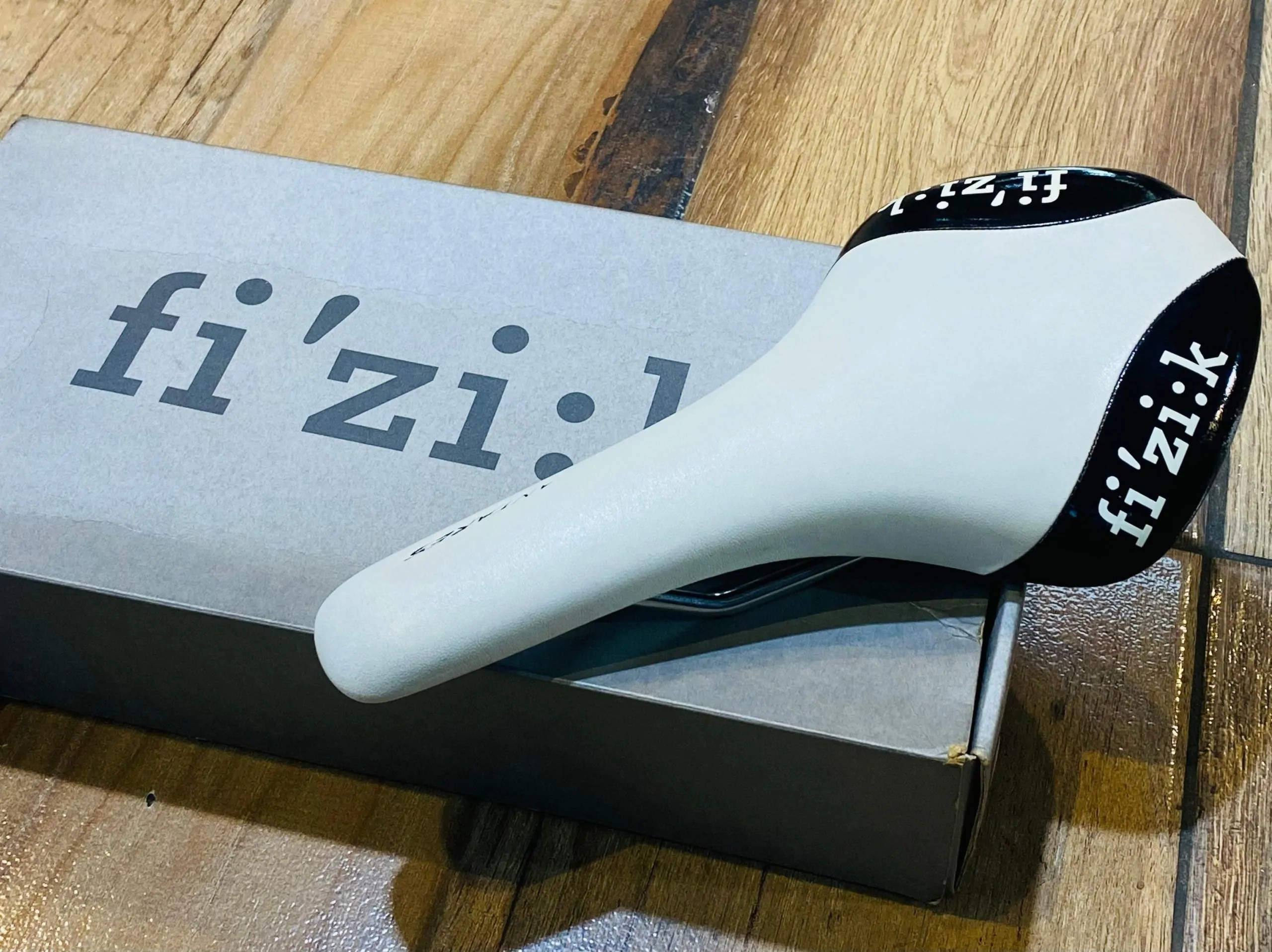 AA SILLIN fi’zi:k ANTARES MTB 140mm x 270mm BLANCO-NEGRO (NUEVO) - Imagen 1