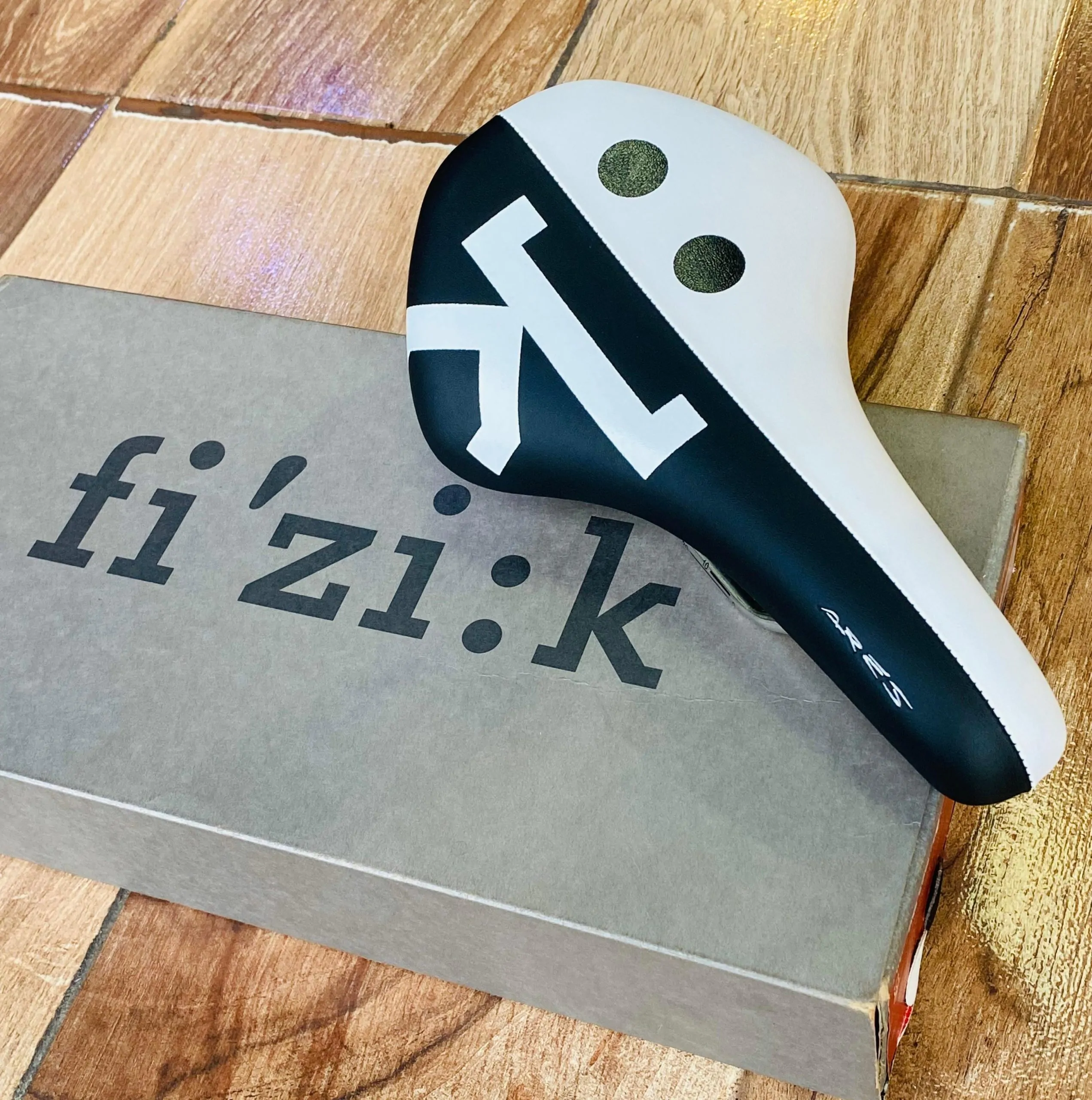 ARES1 SILLIN fi’zi:k ARES MTB 140 mm x 245mm BLANCO-NEGRO (NUEVO) - Imagen 3