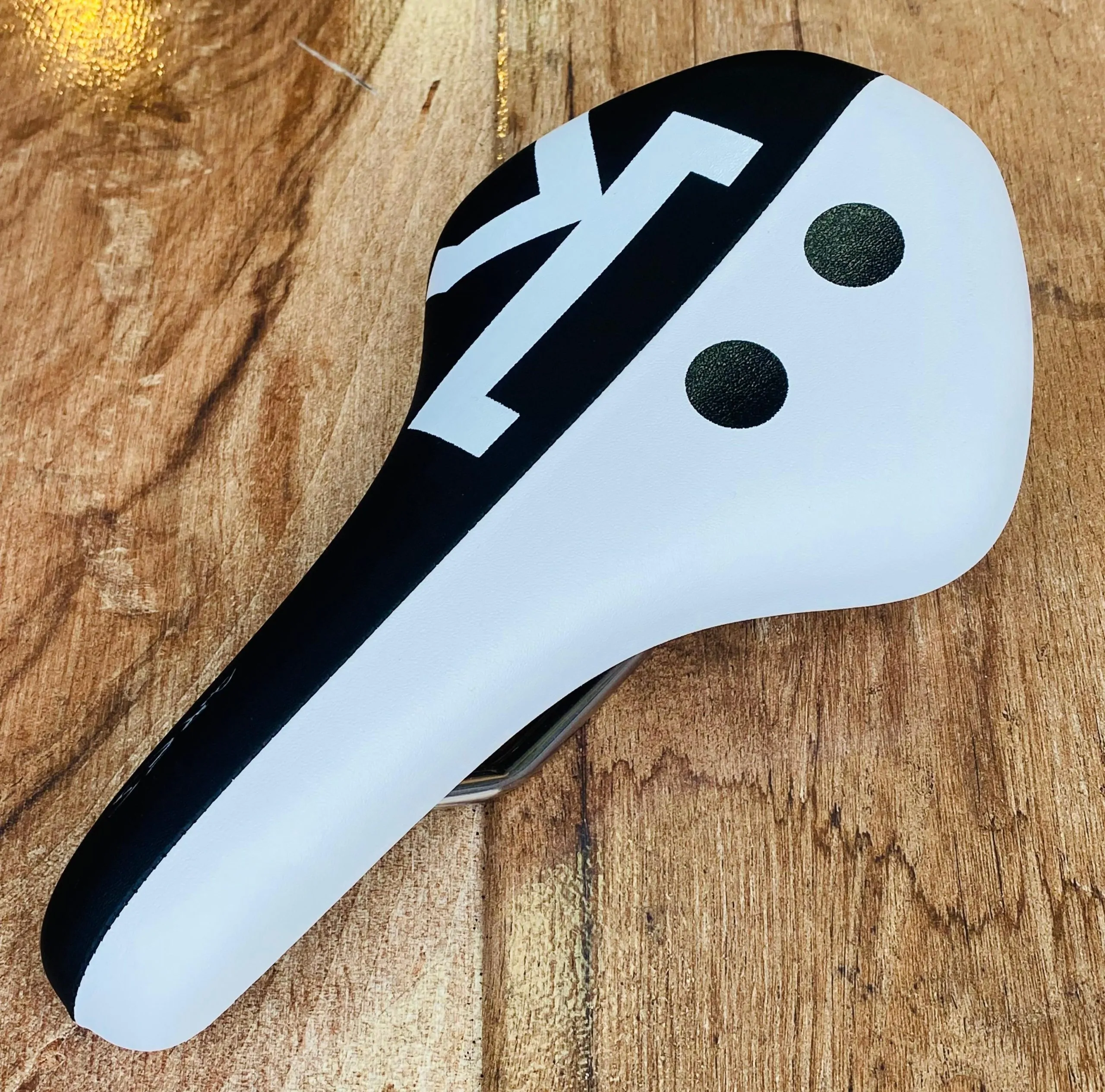 ARES3 SILLIN fi’zi:k ARES MTB 140 mm x 245mm BLANCO-NEGRO (NUEVO) - Imagen 4