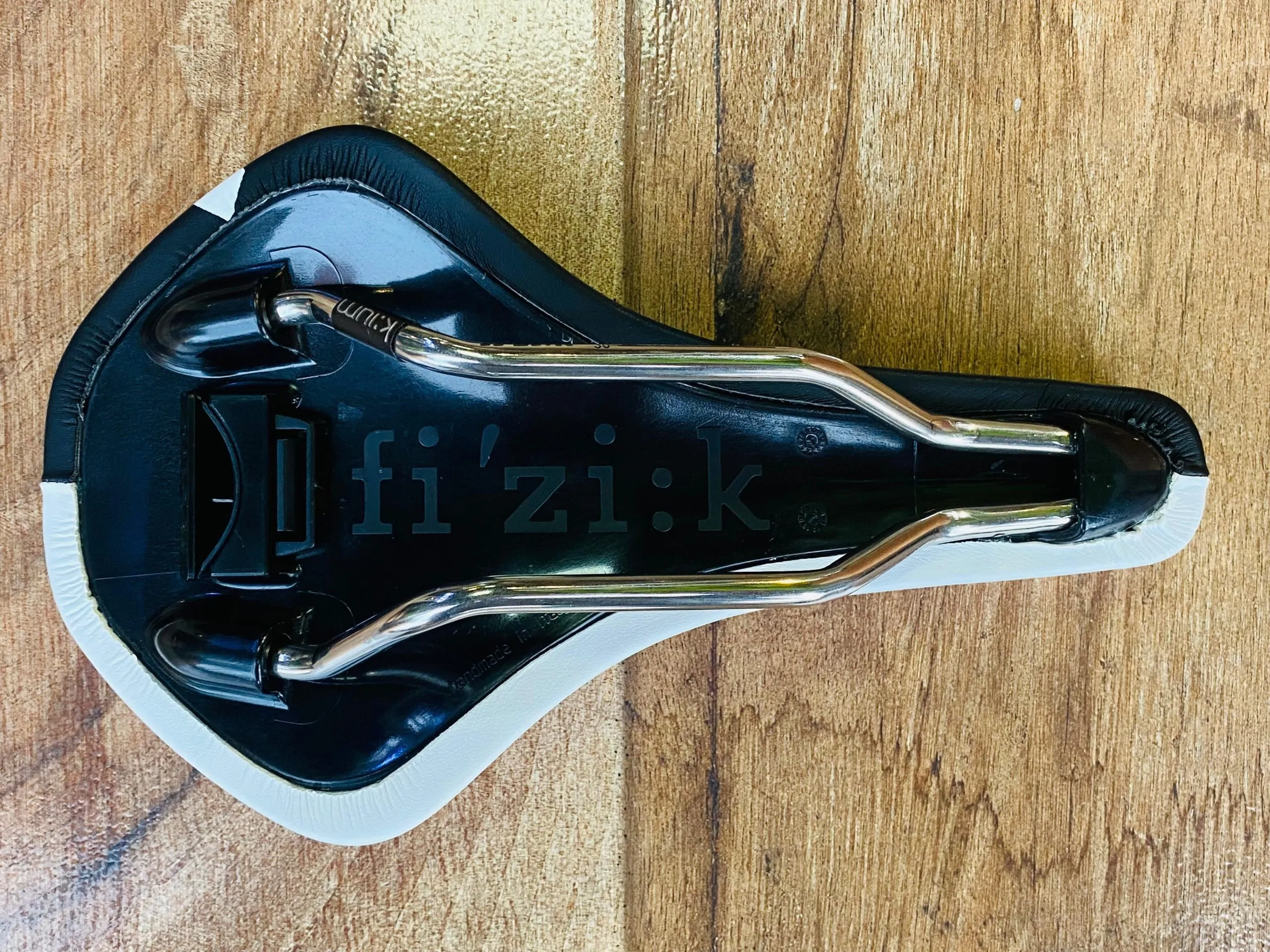 ARES5 SILLIN fi’zi:k ARES MTB 140 mm x 245mm BLANCO-NEGRO (NUEVO) - Imagen 5