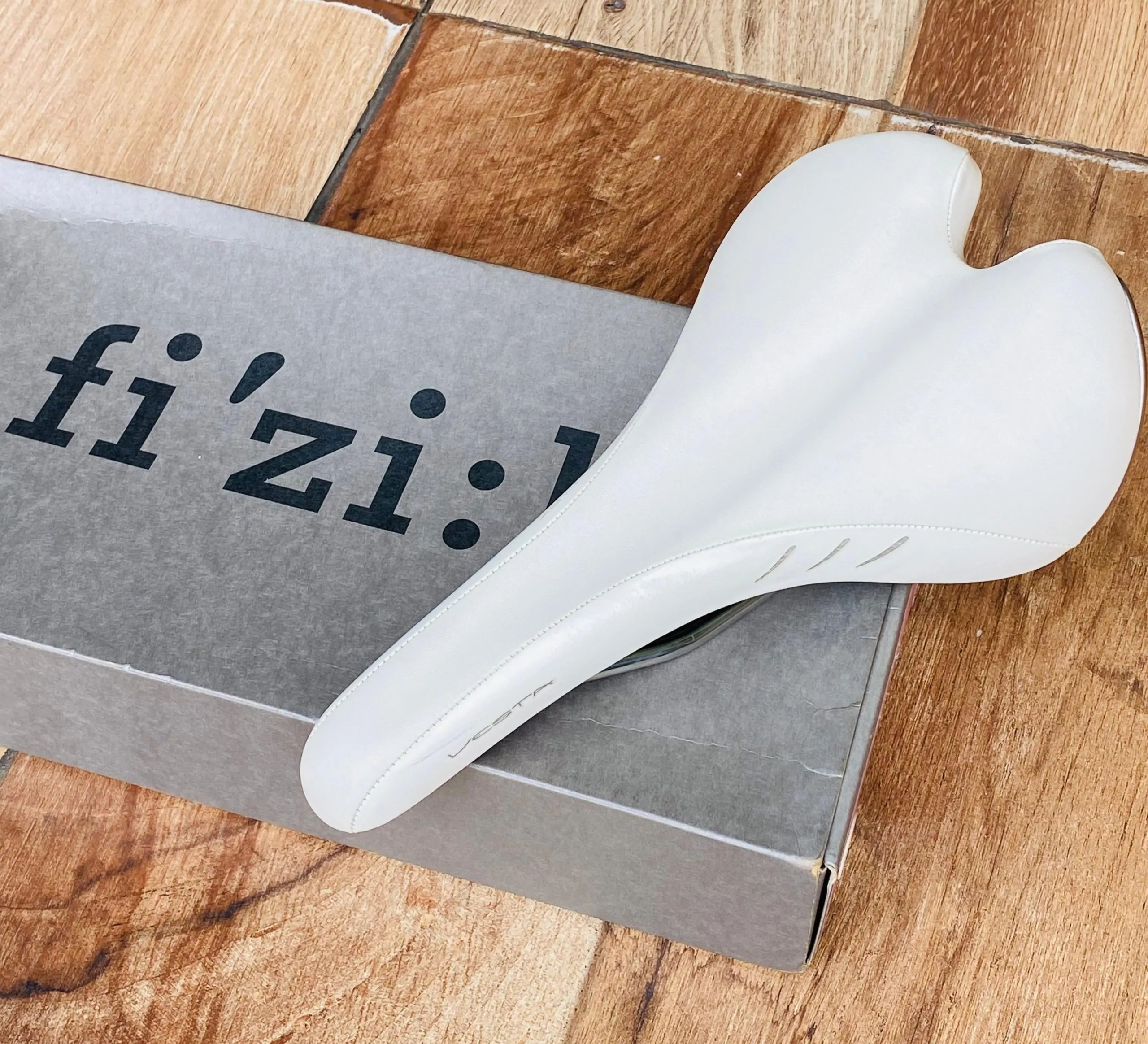 SILLIN fi’zi:k VESTA 140 mm x 255mm BLANCO (NUEVO) - Imagen 3
