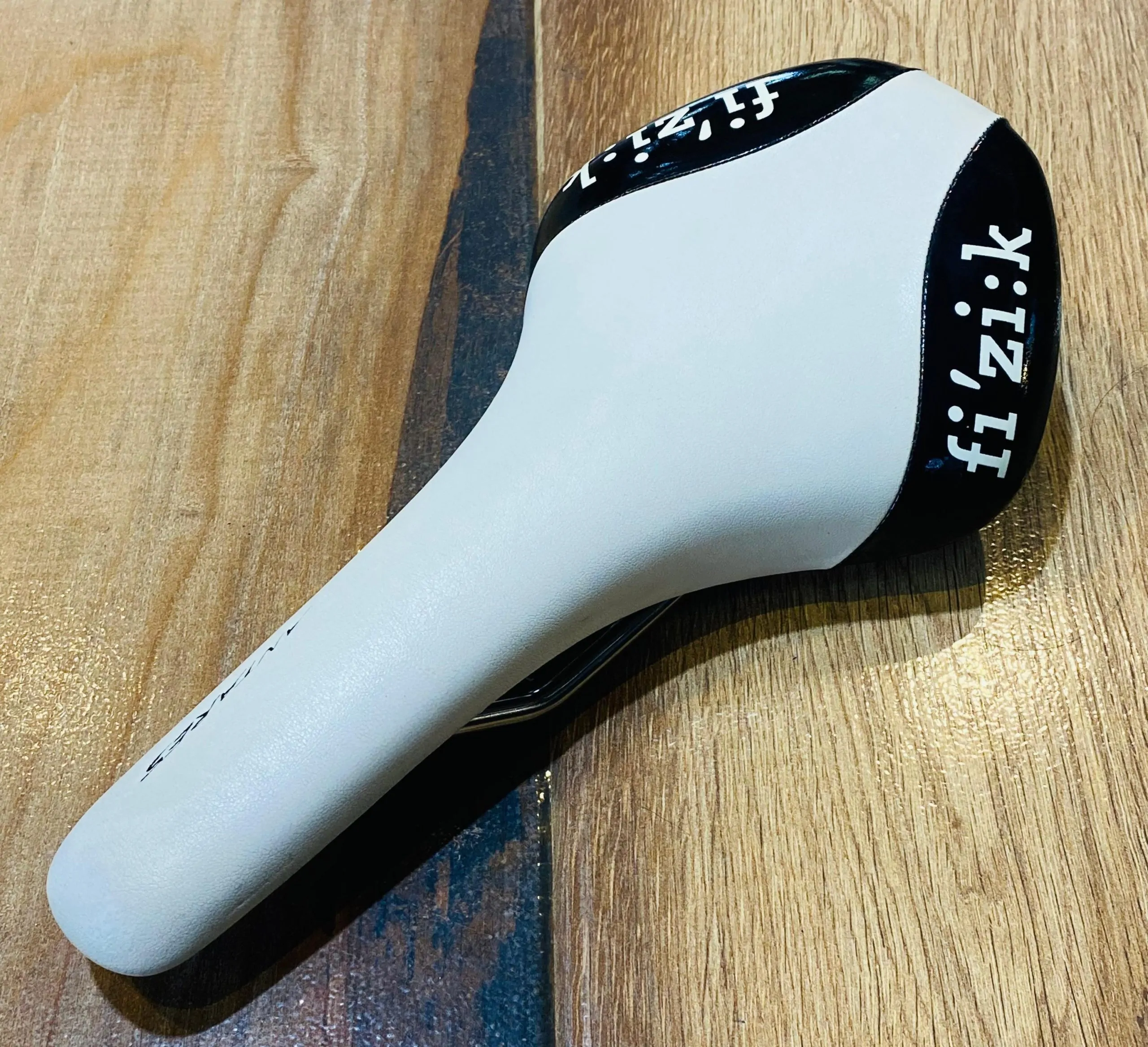 CC SILLIN fi’zi:k ANTARES MTB 140mm x 270mm BLANCO-NEGRO (NUEVO) - Imagen 3