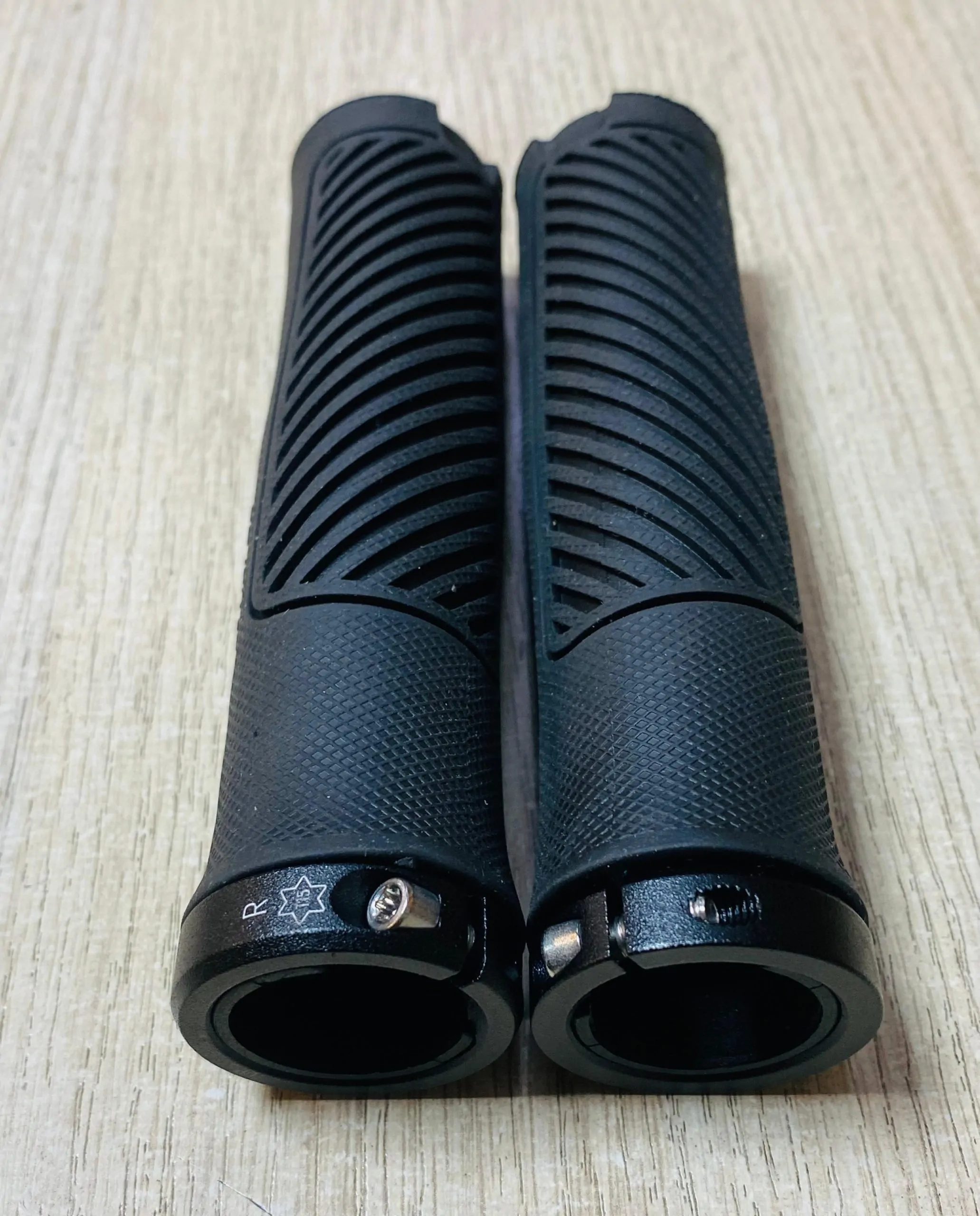 L GRIPS/MANGOS SYNCROS PARA BICICLETA DE MONTAÑA (NUEVOS) - Imagen 2