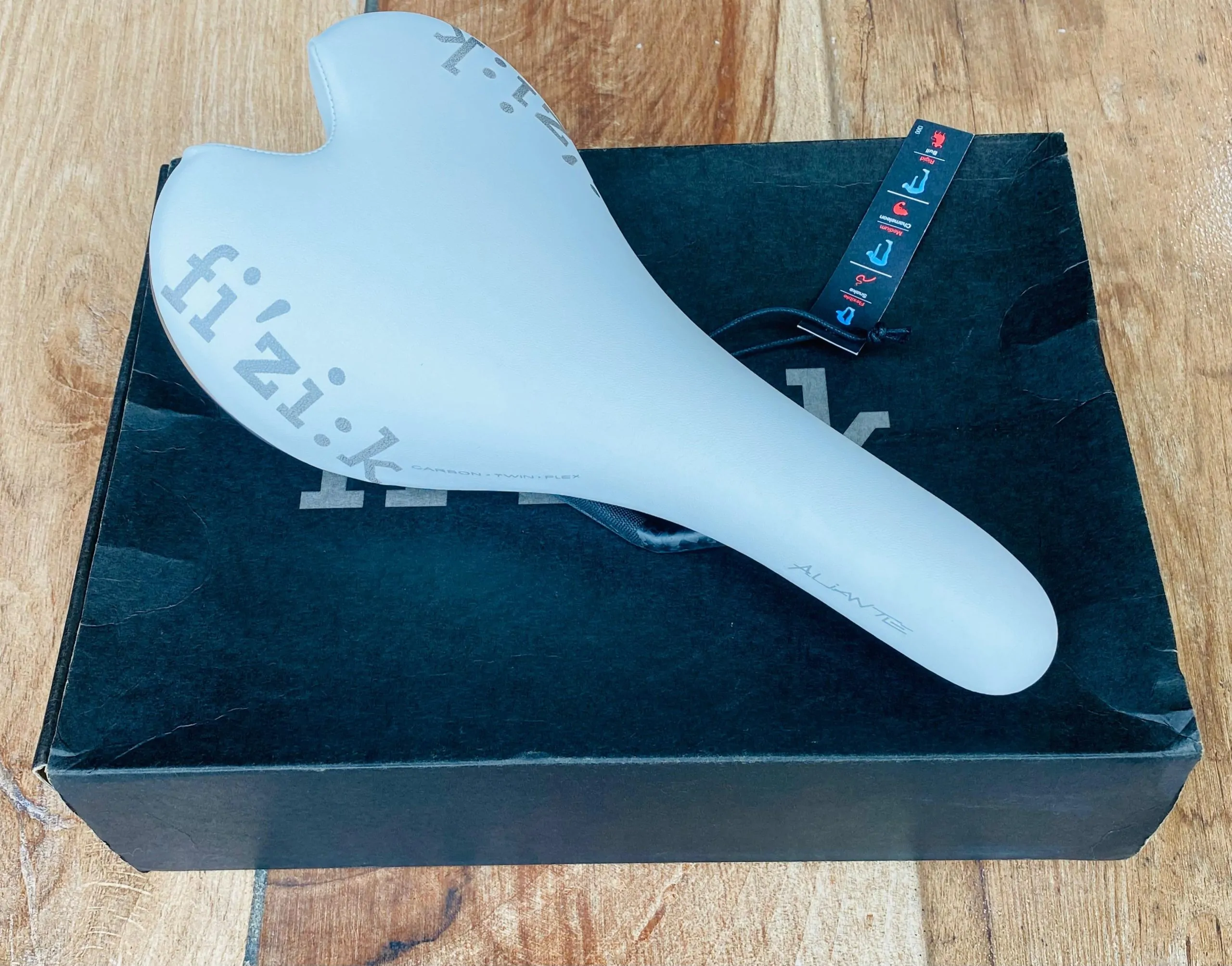 SILLIN fi'zi:k ALIANTE CARBON 130 mm x 255mm BLANCO (NUEVO) - Imagen 3