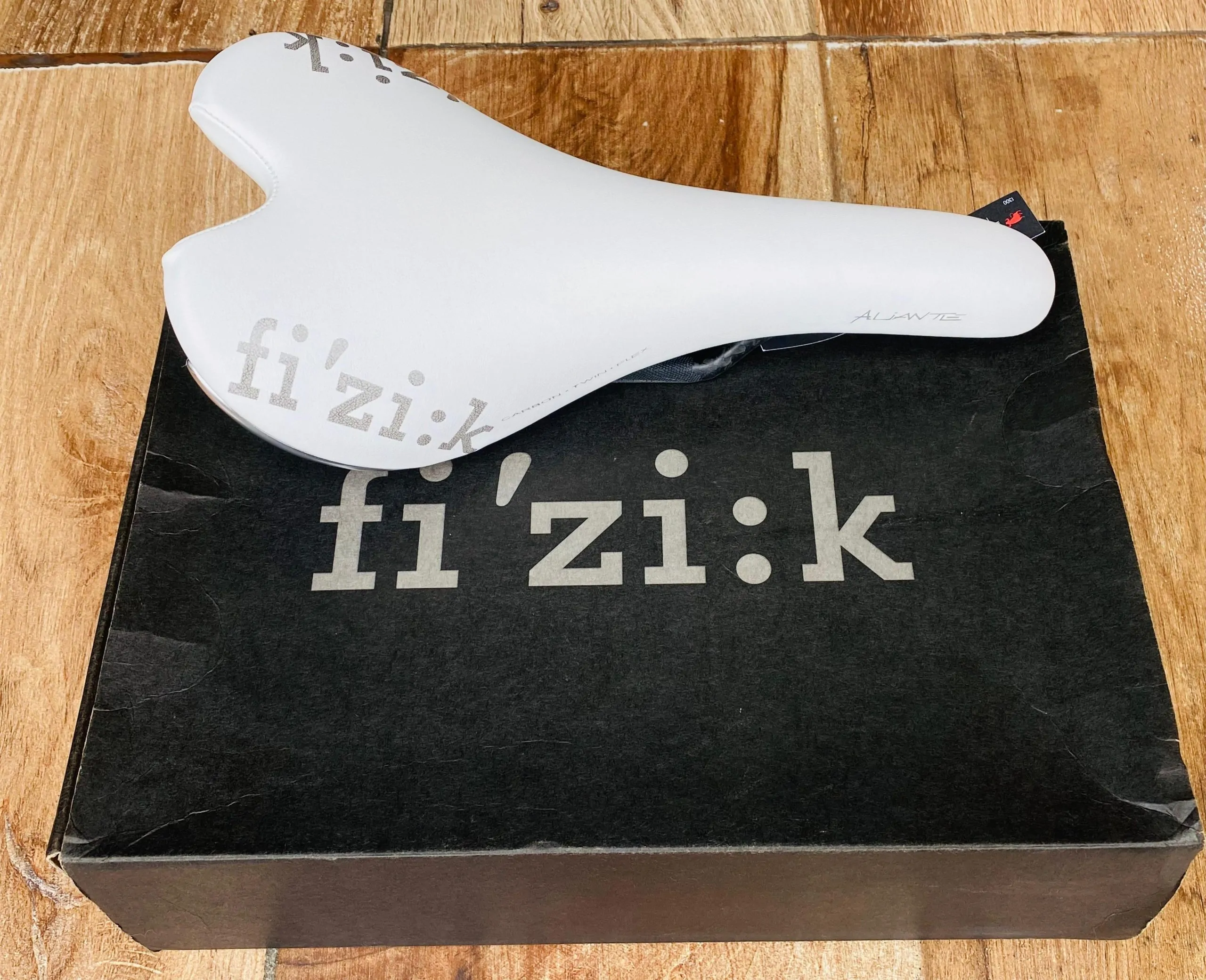 SILLIN fi'zi:k ALIANTE CARBON 130 mm x 255mm BLANCO (NUEVO) - Imagen 4