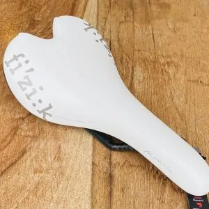 SILLIN fi'zi:k ALIANTE CARBON 130 mm x 255mm BLANCO (NUEVO)