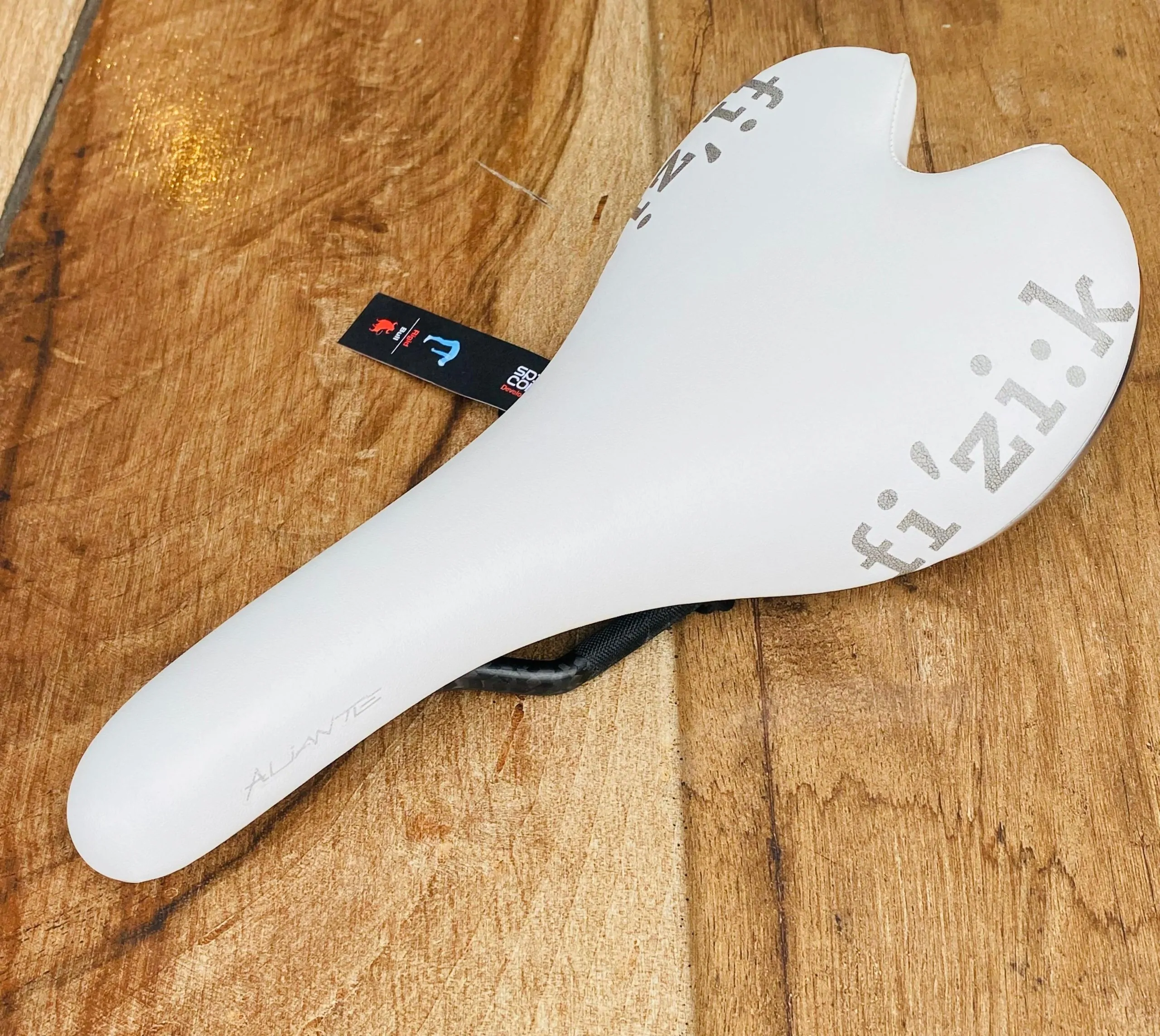SILLIN fi'zi:k ALIANTE CARBON 130 mm x 255mm BLANCO (NUEVO) - Imagen 6