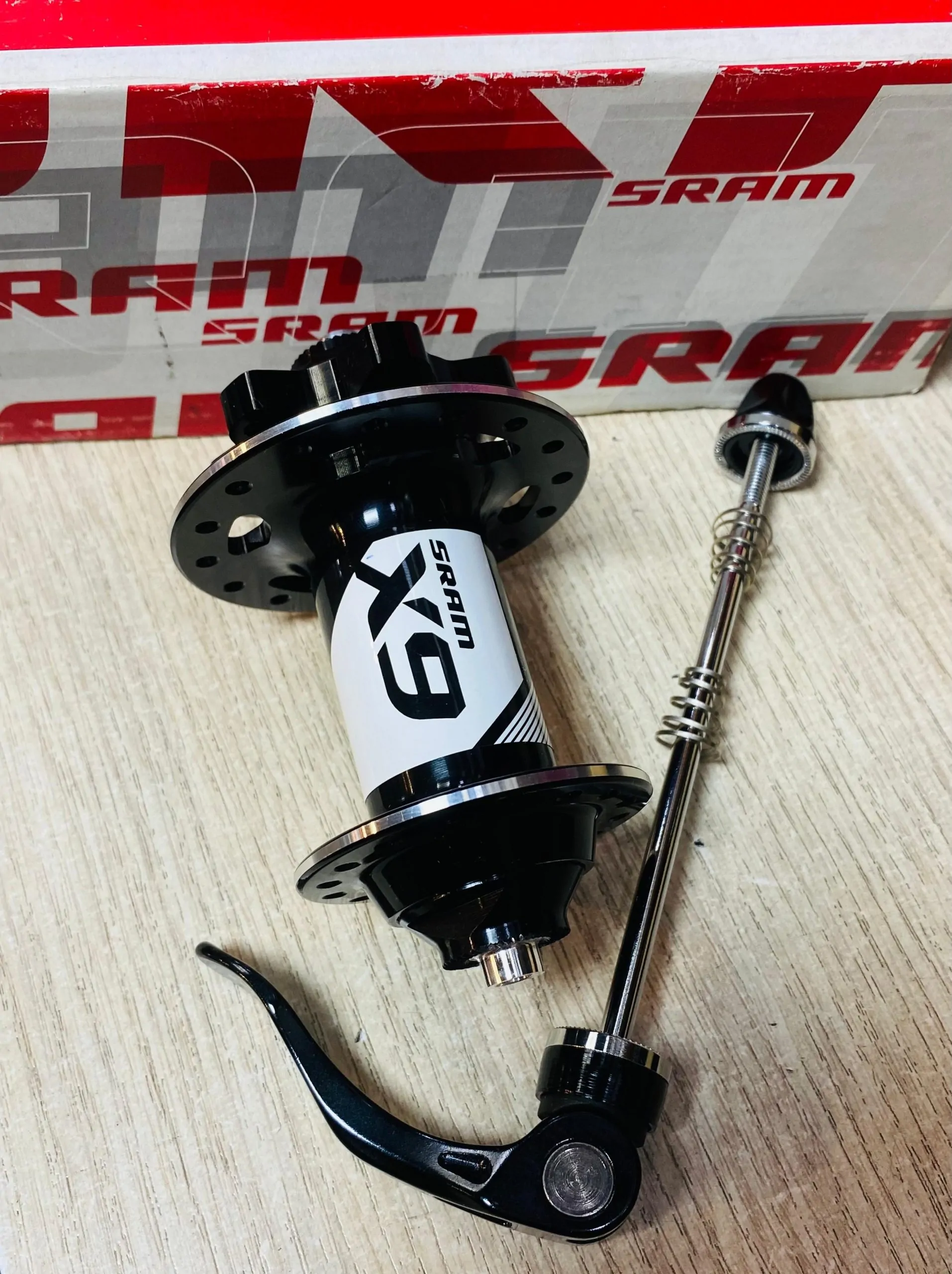 AA MANZANA DELANTERA SRAM X9 V2 100MM 32H (NUEVO) - Imagen 2