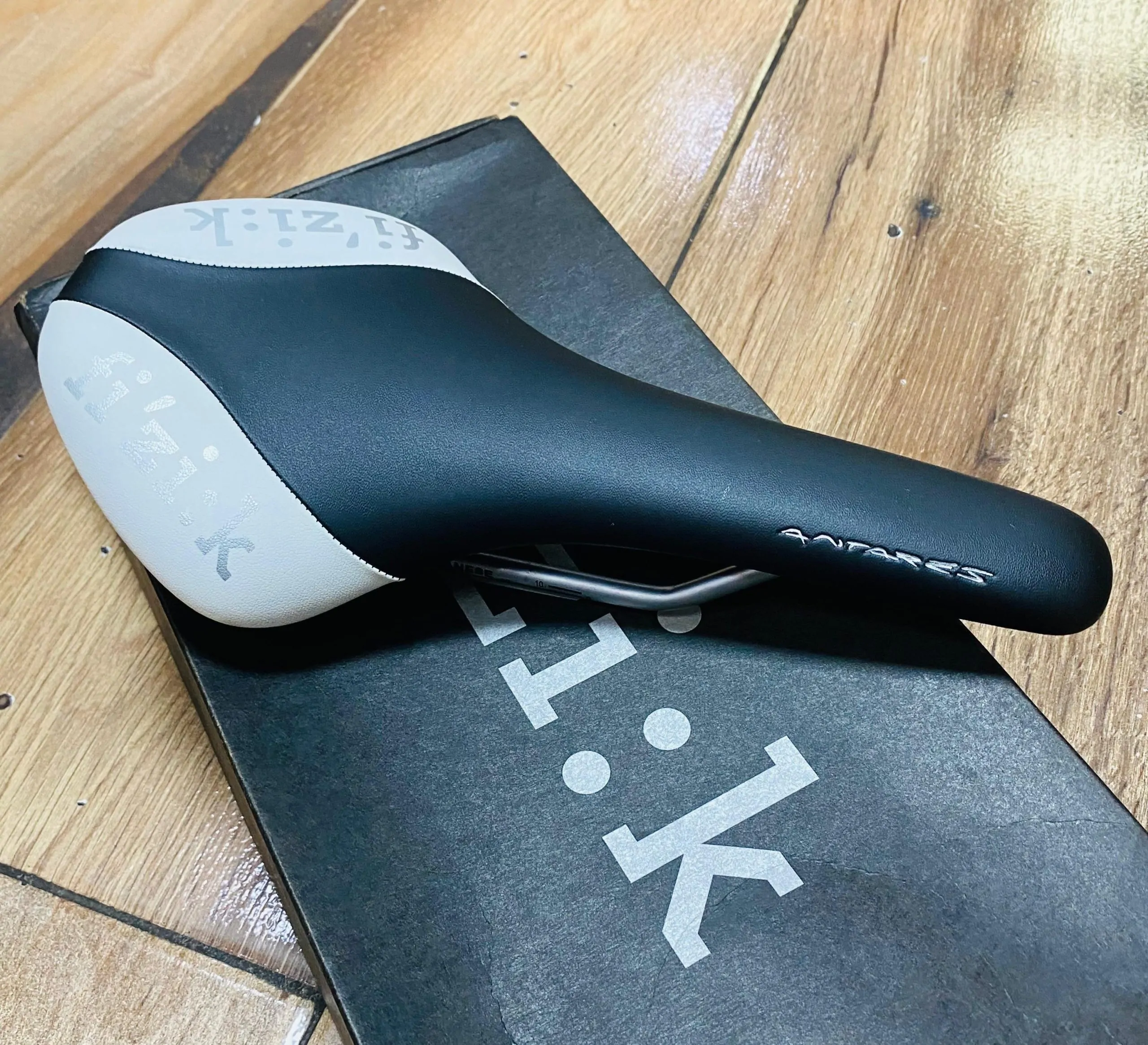 AA SILLIN fi’zi:k ANTARES MTB 140mm x 270mm BLANCO-NEGRO (NUEVO) - Imagen 2