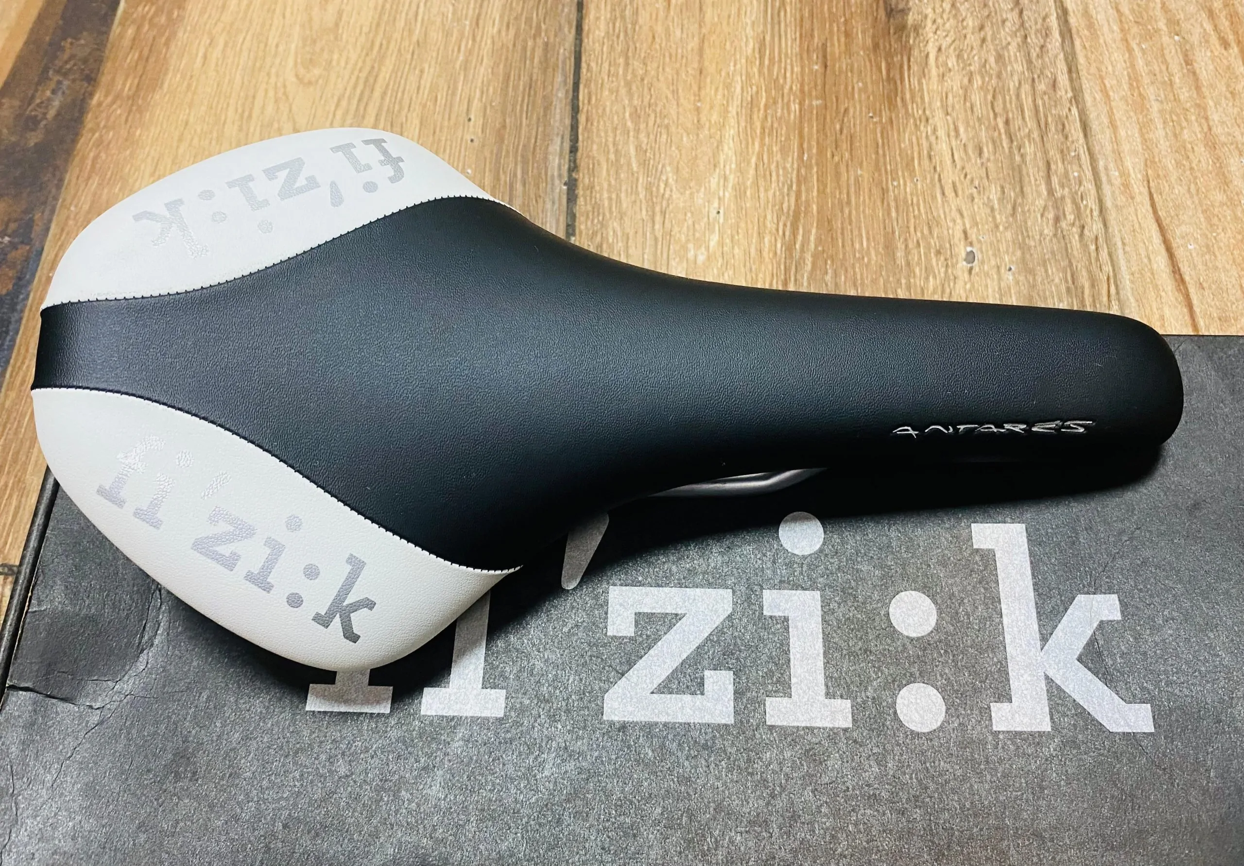BB SILLIN fi’zi:k ANTARES MTB 140mm x 270mm BLANCO-NEGRO (NUEVO) - Imagen 3