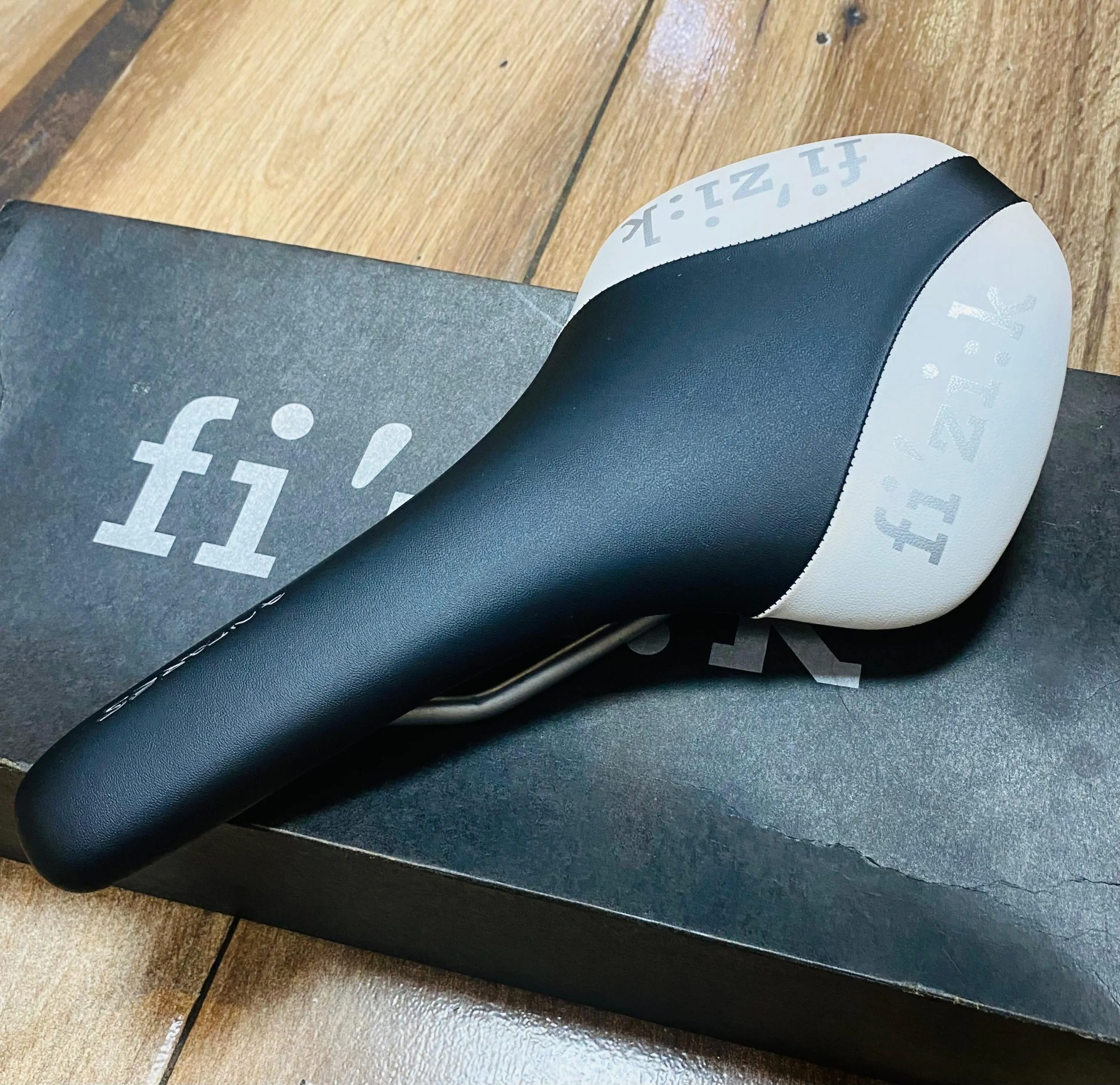 CC SILLIN fi’zi:k ANTARES MTB 140mm x 270mm BLANCO-NEGRO (NUEVO) - Imagen 4