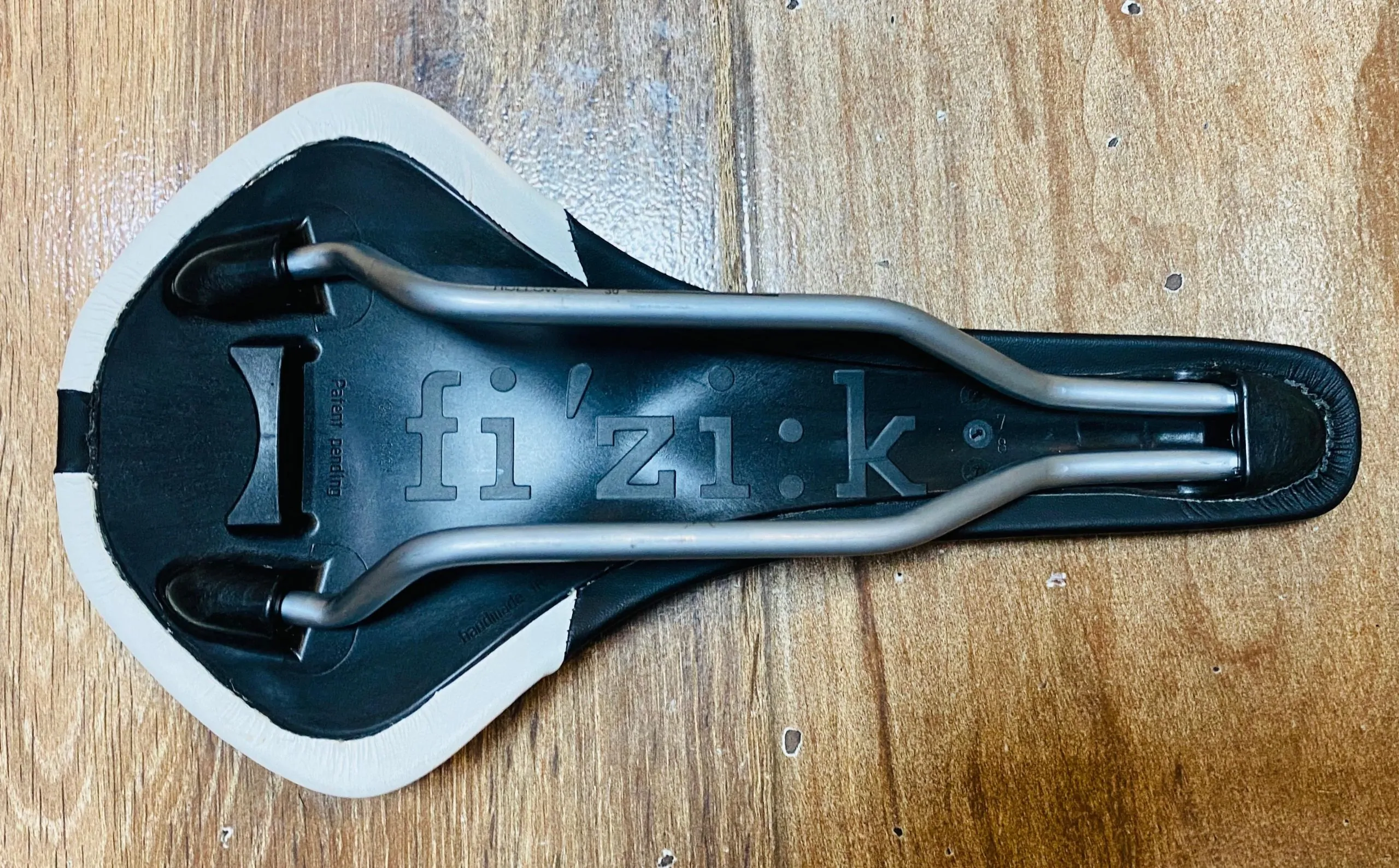 ÑÑ SILLIN fi’zi:k ANTARES MTB 140mm x 270mm BLANCO-NEGRO (NUEVO) - Imagen 7